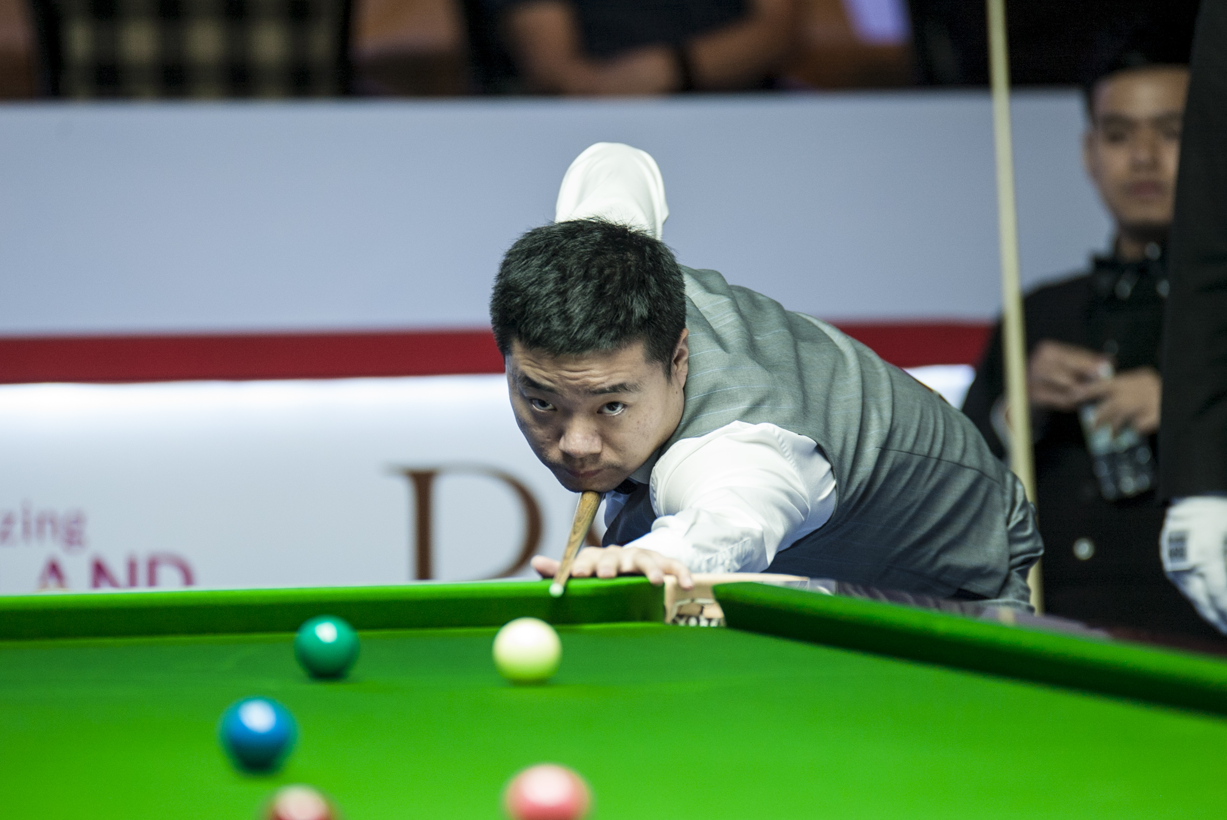 众留下了深 众留下了深